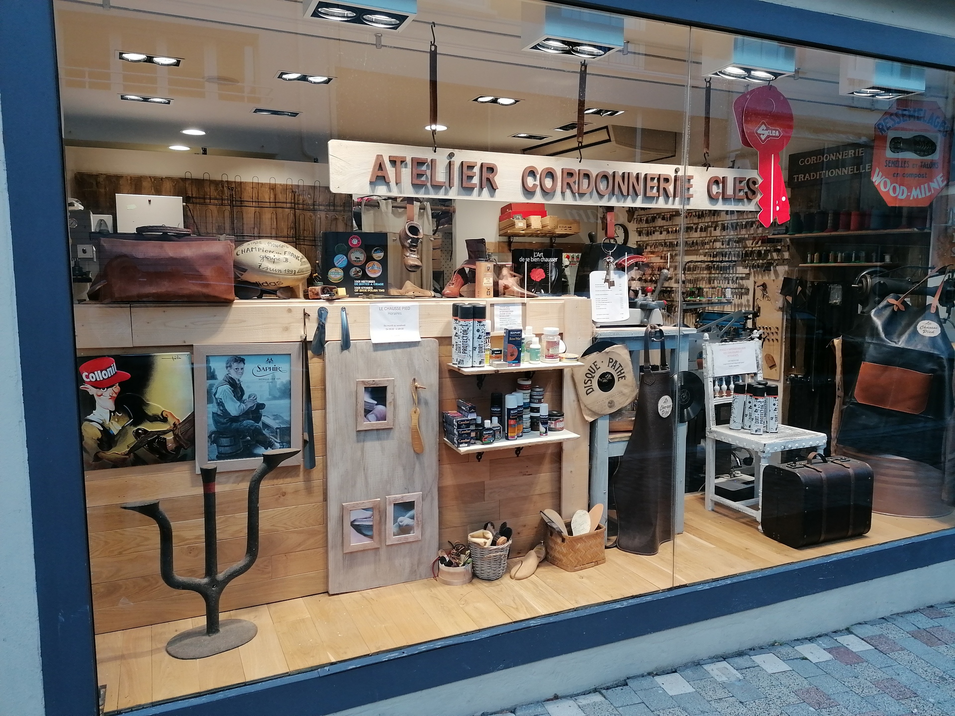 A ceder activité de CORDONNERIE-MAROQUINERIE-CLE dans les Landes - Ref : 40-1132